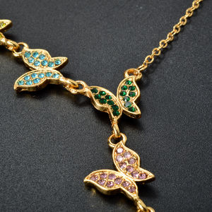 Collier pendentif papillon en cristal de strass pour femmes en laiton en gros plaqué or 18 carats Bijoux superposés - Product Image 3