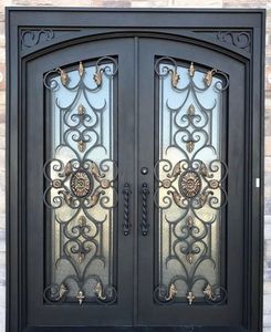 Porte d'entrée en fer forgé sur mesure - Cadre en acier orné avec verre trempé et écran de sécurité pour une entrée élégante de villa - Product Image 4