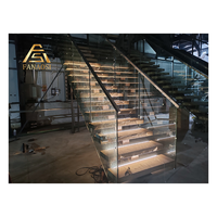 Escalier élégant à monopoutre en acier inoxydable brossé, système de garde-corps en verre, éclairage LED dissimulé