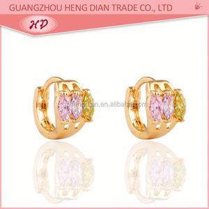 ผู้จัดจำหน่ายสินค้าขายส่งจากจีน ต่างหูแบบห่วงทันสมัย ชุบทอง 18K ประดับเพชรซิร์คอน โลหะผสมทองแดง เครื่องประดับอินเดีย ดีไซน์สำหรับทั้งชายและหญิง - Product Image 4