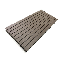 Terrasse extérieure résistante aux intempéries pour piscine, jardin et aménagement paysager, en WPC avec surface à grain de bois