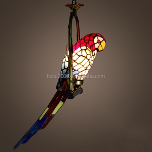 Lámpara Colgante LED de Vidrio Artístico Decorativo Estilo Tiffany, Diseño de Loro Rojo Grande, Forma Alargada - Product Image 5