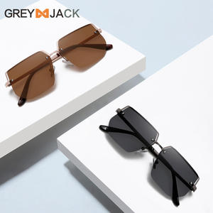 Gafas de Sol Poligonales sin Marco, Estilo Europeo Americano, Lentes Polarizadas UV400 con Metal Dorado, Protección Solar Unisex - Product Image 2