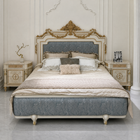 Table de chevet de luxe à 2 tiroirs, style classique français, avec bordure dorée, ornements en relief et plateau en marbre crème