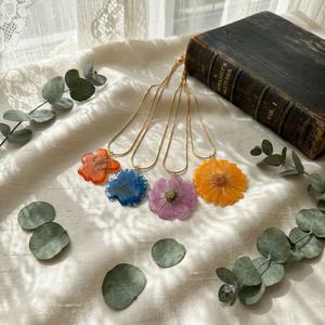 Collier pendentif en fleurs naturelles (Senna, <span class=keywords><strong>Cosmos</strong></span>, <span class=keywords><strong>graines</strong></span> noires, Nigella) avec chaîne serpent en acier inoxydable doré - Product Image 2