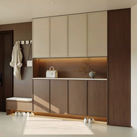 Meuble à chaussures minimaliste couleur claire sur mesure avec grands tiroirs pour l'entrée d'un appartement de jeune couple, pour chaussures et semelles intérieures