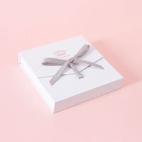 Boîte d'emballage personnalisée pour boucles d'oreilles avec logo A1, étui carré blanc, insert de présentation hebdomadaire gris, ruban en satin et emballage cadeau