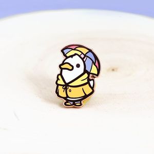 Diseño personalizado <span class=keywords><strong>de</strong></span> fábrica marioneta espantapájaros lindo muñeca Pin broche brillante chapado en oro esmalte duro gran oferta pines insignias regalo para niños - Product Image 2