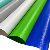 Les rouleaux de bâche en polyester enduit de PVC durable et robuste de 900gsm conviennent aux couvertures de camion et aux rideaux latéraux.
