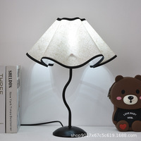 Lampe de table rétro créative en forme de pétale, lampe de table en tissu et métal, lumière d'ambiance haut de gamme pour chambre à coucher, lampe de table moderne et minimaliste