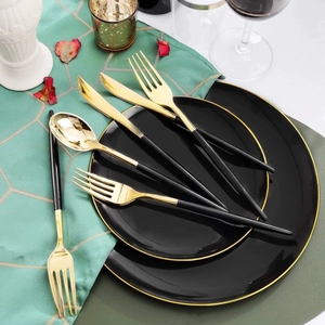 Ensemble de vaisselle en plastique de 125 pièces, assiettes noires et blanches avec couverts dorés, assiettes jetables pour réceptions de mariage, fournitures pour fêtes - Product Image 1