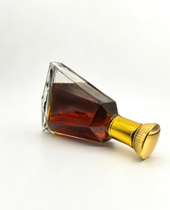 <span class=keywords><strong>Bouteille</strong></span> à liqueur en verre personnalisable et en gros, <span class=keywords><strong>bouteille</strong></span> transparente de haute qualité à coupe diamantée en forme de pyramide avec bouchon, 700 ml - Product Image 2