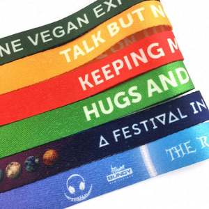 Personnalisez votre propre bracelet en tissu PET recyclé écologique pour festival ou événement, avec perle en bambou - Product Image 3