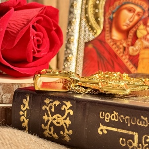 Kalung Liontin Salib Ortodoks HT 3.94 Berlapis Emas dengan Ikon Religius Terukir, Rantai Panjang 120cm, Perhiasan Kristen untuk Pria - Product Image 4