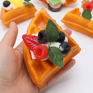 เค้กวาฟเฟิลสามเหลี่ยมจำลอง PU ฟื้นตัวเร็ว ขนมหวานจำลอง ครีมผลไม้ ขนมปัง - Product Image 2