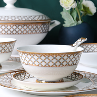 Service de vaisselle en porcelaine blanche de luxe service de table en porcelaine turque à bordure dorée pour restaurant