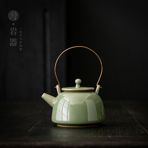 Tetera de cerámica con asa de bambú, esmalte verde, hervidor de porcelana para preparar té Kung Fu - Product Image 1