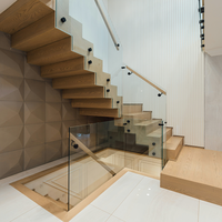 Escalier flottant droit moderne avec marches en bois massif, poutre métallique et garde-corps en verre pour villa et maison