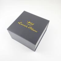 Boîte cadeau rigide pliable noire avec couronne en feuille d'or et logo en écriture cursive, boîte carrée personnalisée pour l'emballage de chapeaux et de vêtements