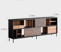 Meuble TV en bois massif naturel avec portes coulissantes en rotin, design artisanal pour le rangement du salon d'un appartement