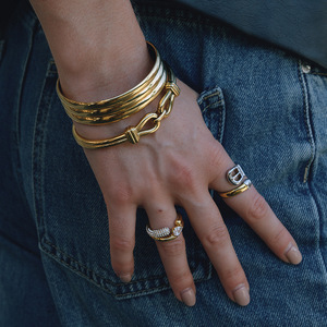 Brazalete y Anillo Unisex <span class=keywords><strong>Ilona</strong></span> Fashion, Geométrico, Chapado en Oro de 18k, Acero Inoxidable, Resistente a la Decoloración, Ligero, con Cierre - Product Image 1