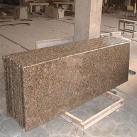 Îlot de cuisine moderne en pierre, plan de travail standard en granit avec crédence écologique non toxique et bords arrondis pour la salle à manger