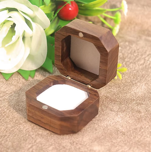 Boîte à bagues octogonale vintage en bois, étui à bijoux magnétique en noyer pour la présentation de bagues de fiançailles et de mariage - Product Image 5