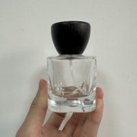 Flacon vaporisateur de parfum épais et lourd 50 ml, bouteille en verre rectangulaire à bords arrondis avec couvercle en bois