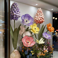 Fleur géante en papier artisanale, élégante et écologique, dégradé blanc-vert, pour la décoration de vitrine de Noël