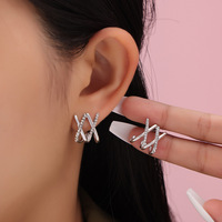 Fanke Boucles d'oreilles clous en zircon, style Ins, design géométrique croix et double X, au design unique et affirmé, polyvalentes
