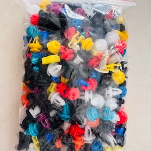 Lot de 100 attaches et fixations automobiles en <span class=keywords><strong>plastique</strong></span> pour carrosserie, tailles variées, vente en gros - Product Image 1
