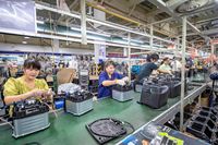 Ligne d'assemblage semi-automatique de friteuses à air pour usine de petits appareils électroménagers, de la phase des pièces à la finition