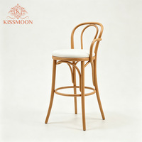 Chaise de bar Thonet Solnet en bois naturel, dossier rond, tabouret de bar haut en bois courbé, coussin blanc, location pour mariage, cocktail, fête, événement