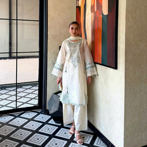 Ensemble Salwar Kameez brodé pour femme, coupe ample, tunique à manches longues, pantalon palazzo et châle tissé, idéal pour les fêtes et mariages - Product Image 1