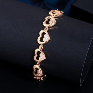 سوار رومانسي عالي الجودة مطلي بالذهب على شكل قلب مرصع بالزركون المكعب للنساء، إكسسوار للمعصم، هدية مثالية للصديقات - Product Image 4