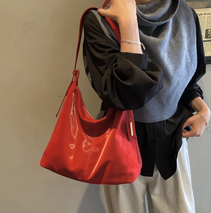 Sac messager vintage rouge en cuir PU grande capacité, sac à bandoulière avec fermeture éclair et sangle unique pour les voyages quotidiens - Product Image 2