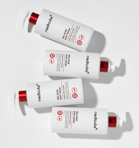 medicube Red Acne Body Wash 2.0 Nettoyant Corporel Anti-Acné Rouge 2.0 à l'Acide Salicylique et Lactique pour le Dos et la Poitrine, Contrôle de l'Acné, Exfoliant, Déboucheur - Product Image 5