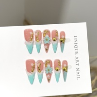 Ongles press-on personnalisés faits main, noir et rose, motif galaxie, avec étoiles, paillettes, cristaux, croix, et ensemble de breloques en strass