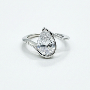 Bague ouverte ajustable en argent 925 / or blanc 10K 14K 18K avec diamant de laboratoire taille poire, en vente - Product Image 1