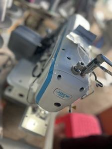 Máquina de Coser Industrial Jack K5E Interlock, la Más Vendida, para Coser Dobladillos de Cuellos, Maquinaria para Prendas de Vestir, Tres Agujas, Cinco Hilos - Product Image 4