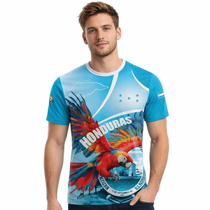 Camiseta de Cuello Redondo para Hombre con Estampado de Ara Escarlate y Azul Cielo para el Día de la Independencia de Honduras, Sublimación Bajo Demanda, Camisetas de Honduras para Hombre - Product Image 1