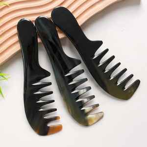Peine de cuerno de búfalo premium con dientes anchos y lisos diseñado para hombres y mujeres para desenredar y peinar el cabello - Product Image 2