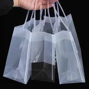 Vente en gros de sacs fourre-tout transparents en PVC avec logo imprimé personnalisé modèle compagnon d'emballage en plastique étanche modèle simple pour emballage de produit