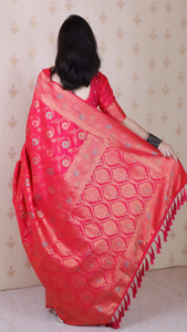 Impresionante Sari de seda suave rosa Banarasi Jaal con patrones tejidos dorados Zari y Meenakari, ideal para bodas, festivales - Product Image 3