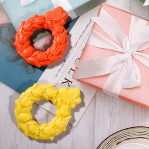 Moule en silicone multi-artisanat TangChu avec motif couronne et papillons pour bougies, savons, créations en plâtre et décorations artisanales pour la maison - Product Image 1