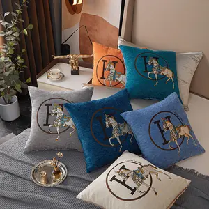 Canapé cheval Design broderie carré Chenille luxe Jacquard taie d'oreiller décorative housse de coussin en gros