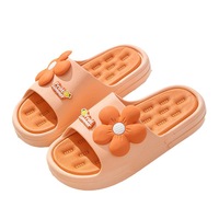 Sandal dan sandal wanita musim panas, baru 2024 pakaian luar wanita bunga kasual dasar tebal Non-slip dalam ruangan kamar mandi tahan bau