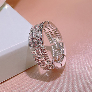 Anello con Design a Motivi Geometrici, Stile Minimalista per Donne - Product Image 2