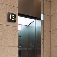 Plaque de porte numérique personnalisée en acrylique haut de gamme pour numéro de étage/unité de bâtiment, type adhésif