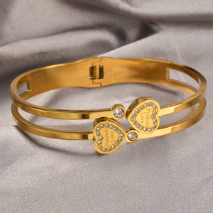 Trendy sleek personnalisé bulk radiant zircon encrusted dual‑heart <b>engraved</b> 18k gold plated stainless steel <b>bangle</b> bracelet - Product Image 4